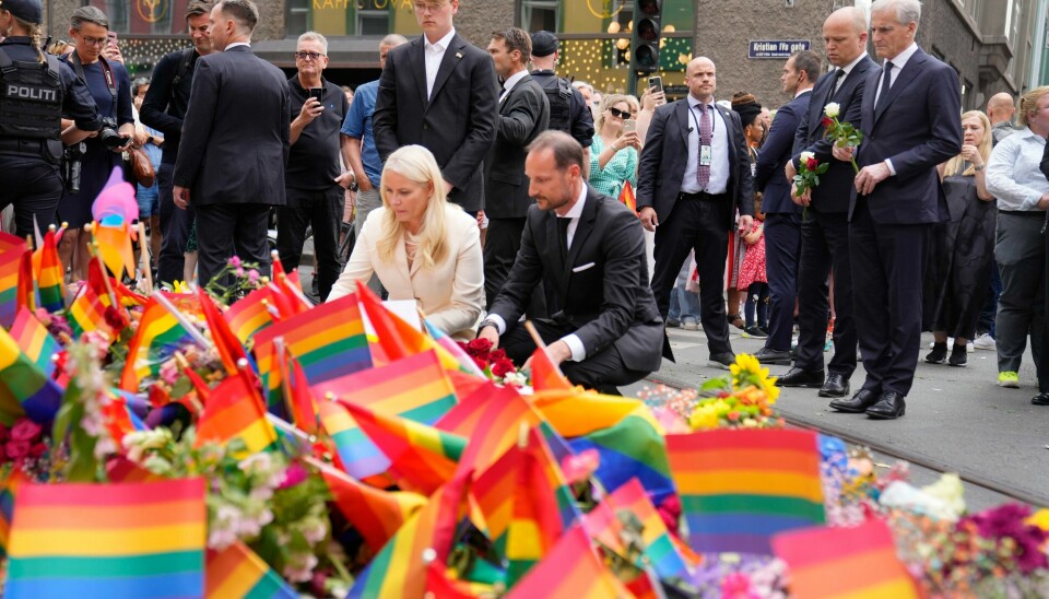Kronprins Haakon, kronprinsesse Mette-Marit og statsminister Jonas Gahr Støre besøker åstedet for skytingen ved London pub som skjedde natt til lørdag.Foto: Javad Parsa / NTB Kronprins Haakon, kronprinsesse Mette-Marit og statsminister Jonas Gahr Støre besøker åstedet for skytingen ved London pub som skjedde natt til lørdag.Foto: Javad Parsa / NTB