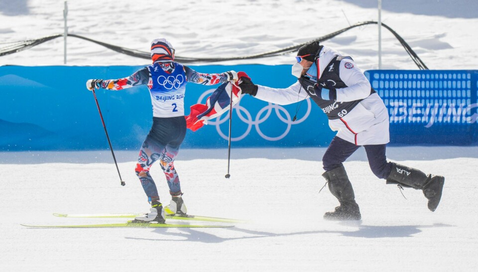 Men gi nå dama et flagg, da! Therese Johaugs eneste problem under tremila i OL i Beijing var å håndtere det norske flagget på oppløpet. Men gi nå dama et flagg, da! Therese Johaugs eneste problem under tremila i OL i Beijing var å håndtere det norske flagget på oppløpet.