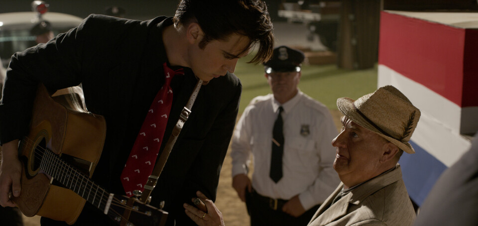 Tom Hanks spiller Colonel Parker i den nye filmen om Elvis. Her med Austin Butler i hovedrollen. «Elvis».