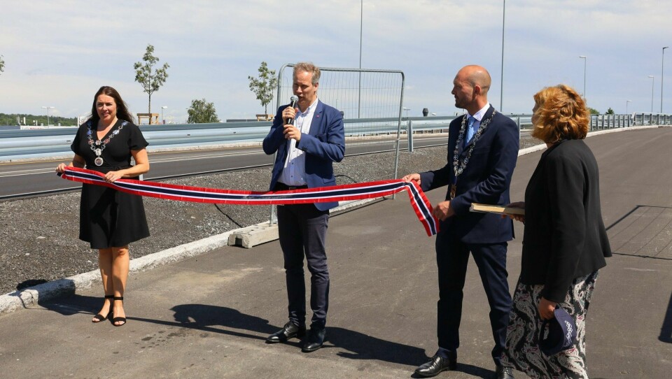 Ordførerne i Fredrikstad og Sarpsborg, Siri Martinsen og SIndre Martinsen-Evje, fikk holde snora da samferdselsminister Jon-Ivar Nygård formelt åpnet nye Årum bru. Vegdirektør Ingrid Dahl Hovland (t.h.) holder saksa klar. Samferdselsminister Jon-Ivar Nygård åpner nye Årum bru, flankert av Fredrikstad-ordfører Siri Martinsen til venstre og Sarpsborg-ordfører Sindre Martinsen-Evje til høyre. Vegdirektør Ingrid Dahl Hovland holder saksen klar.