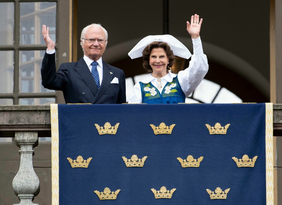 Sveriges kong Carl Gustaf sier han fortsatt mener at grunnlovsendringen som gjorde kronprinsesse Victoria og ikke prins Carl Philip til tronarving, er urettferdig. Her er han fotografert sammen med dronning Silvia ved Stockholms slott i forbindelse med den svenske nasjonaldagen 6. juni i 2020. Sveriges kong Carl Gustaf sier han fortsatt mener at grunnlovsendringen som gjorde kronprinsesse Victoria og ikke prins Carl Philip til tronarving, er urettferdig. Her er han fotografert sammen med dronning Silvia ved Stockholms slott i forbindelse med den svenske nasjonaldagen 6. juni i 2020. Foto: Pontus Lundahl / TT / NTB