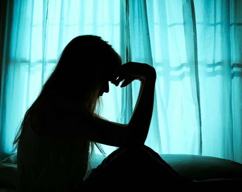 Anslagsvis 24.000 mennesker med psykiske helseproblemer gjemmer seg bak gardinene hjemme. Tallet burde være foruroligende for alle, skriver artikkelforfatterne. Anslagsvis 24.000 mennesker med psykiske helseproblemer gjemmer seg bak gardinene hjemme. Tallet burde være foruroligende for alle, skriver artikkelforfatterne.