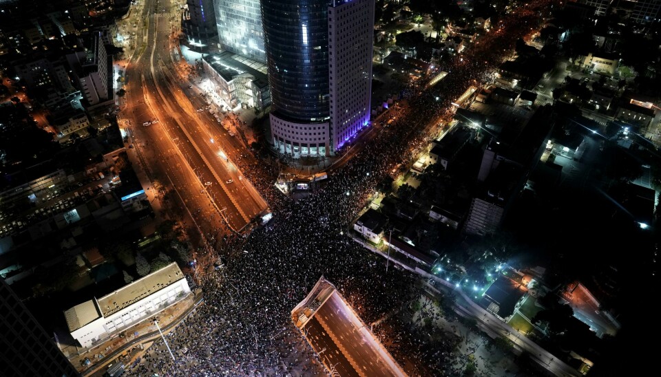 Titusenvis av mennesker protesterte i Tel Aviv lørdag mot statsminister Benjamin Netanyahu og hans planlagte reform av rettsvesenet. Titusenvis av mennesker protesterte i Tel Aviv lørdag mot statsminister Benjamin Netanyahu og hans planlagte reform av rettsvesenet. Foto: Oded Balilty / AP / NTB