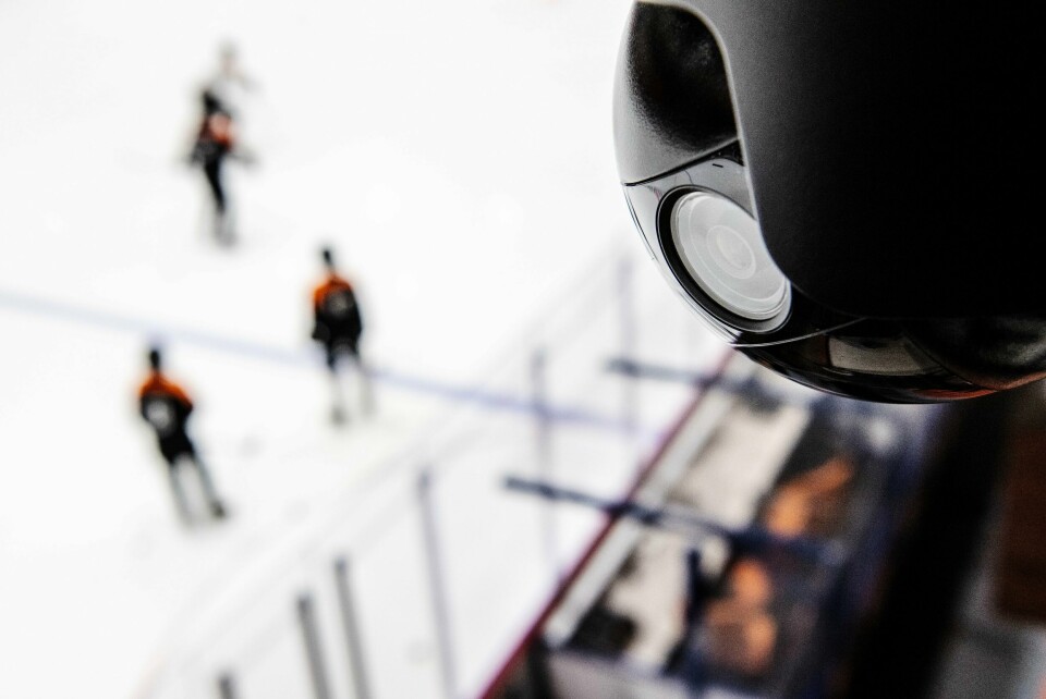 MyGame-debatten pågår for fullt. Det rustes opp med kameraer fra MyGame på baner og idrettshaller. Her er det installert i Askerhallen. Foto: Annika Byrde / NTB