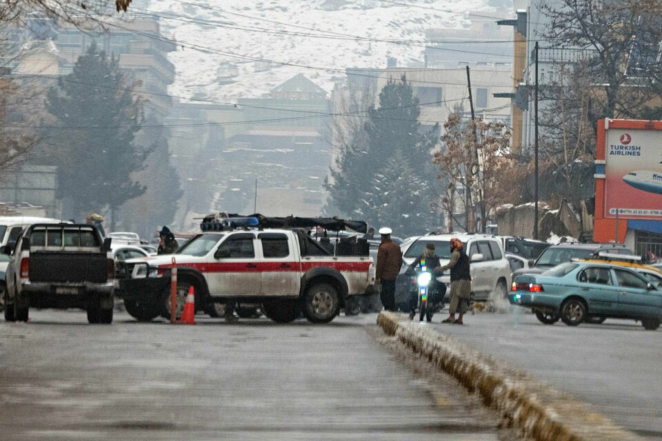 Flere mennesker ble drept og mange andre såret i selvmordsangrepet i Kabul. Taliban security forces block a road after a suicide blast near Afghanistan's foreign ministry at the Zanbaq Square in Kabul on January 11, 2023. - A suicide bomber detonated a device on January 11 near Afghanistan's foreign ministry in the capital, causing more than 20 causalities, an AFP staff member said. (Photo by Wakil KOHSAR / AFP)