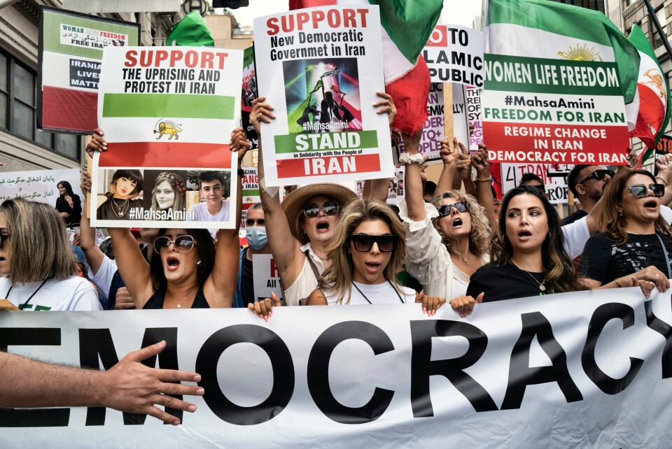 Denne høsten har protestene i Iran vist hvordan sinne kan vokse til et kollektivt raseri mot undertrykkelse, skriver Helle Cecilie Palmer. Bildet er fra en demonstrasjon mot det iranske regimet i Los Angeles. Denne høsten har protestene i Iran vist hvordan sinne kan vokse til et kollektivt raseri mot undertrykkelse, skriver Helle Cecilie Palmer. Bildet er fra en demonstrasjon mot det iranske regimet i Los Angeles.