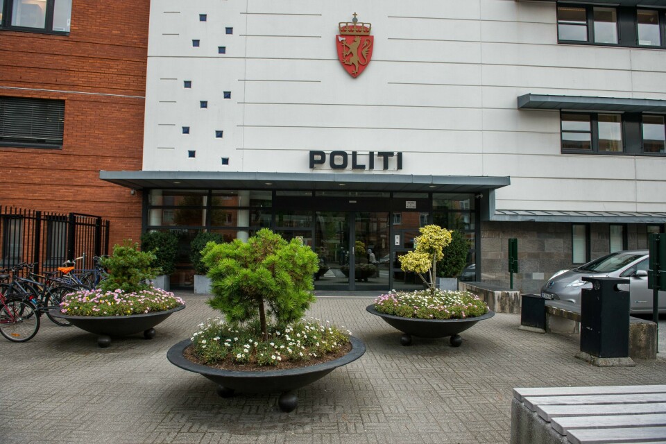 En ansatt ved en ungdomsskole i Rogaland er tiltalt for overgrep mot elever, to av dem 13 år gamle jenter. Politihuset i Stavanger.