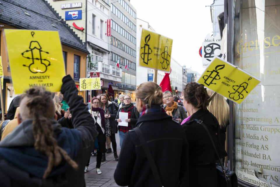 Norske aktivister demonstrerte utenfor Amnestys norgeskontor, i Grensen 3, under parolen 'No Amnesty for pimps and johns!' i oktober 2015.Kvinnefronten og Kvinnegruppa Ottar tok initiativ til demonstrasjonen. Demonstrasjonen var en del av en internasjonal aksjon, og feminister over hele verden protesterte mot Amnesty denne dagen. De verdensomspennende demonstrasjonene ble utløst av at Amnesty International på sin kongress i august samme år, bestemte at organisasjonen skulle arbeide for å avkriminalisere alle parter involvert i prostitusjonshandel. Norske aktivister demonstrerte utenfor Amnestys norgeskontor, i Grensen 3, under parolen 'No Amnesty for pimps and johns!' i oktober 2015.Kvinnefronten og Kvinnegruppa Ottar tok initiativ til demonstrasjonen. Demonstrasjonen var en del av en internasjonal aksjon, og feminister over hele verden protesterte mot Amnesty denne dagen. De verdensomspennende demonstrasjonene ble utløst av at Amnesty International på sin kongress i august samme år, bestemte at organisasjonen skulle arbeide for å avkriminalisere alle parter involvert i prostitusjonshandel.