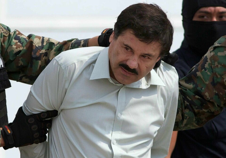 Mexicanske sikkerhetsstyrker har pågrepet en av sønnene til Sinaloa-kartellets tidligere leder Joaquin «El Chapo» Guzman, opplyser Mexicos forsvarsminister. FILE - This Feb. 22, 2014 file photo shows Joaquin 'El Chapo' Guzman, the head of Mexico's Sinaloa Cartel, being escorted to a helicopter in Mexico City following his capture in the beach resort town of Mazatlan. Newly unsealed documents in the U.S. case against the Mexican drug lord say that witnesses have described him having sex with minors. According to papers unsealed Friday, Feb. 1, 2019, one witness told authorities that Joaquin Guzman had him drug girls as young as 13 before Guzman had sex with them in the late 2000s in Mexico. (AP Photo/Eduardo Verdugo, File)