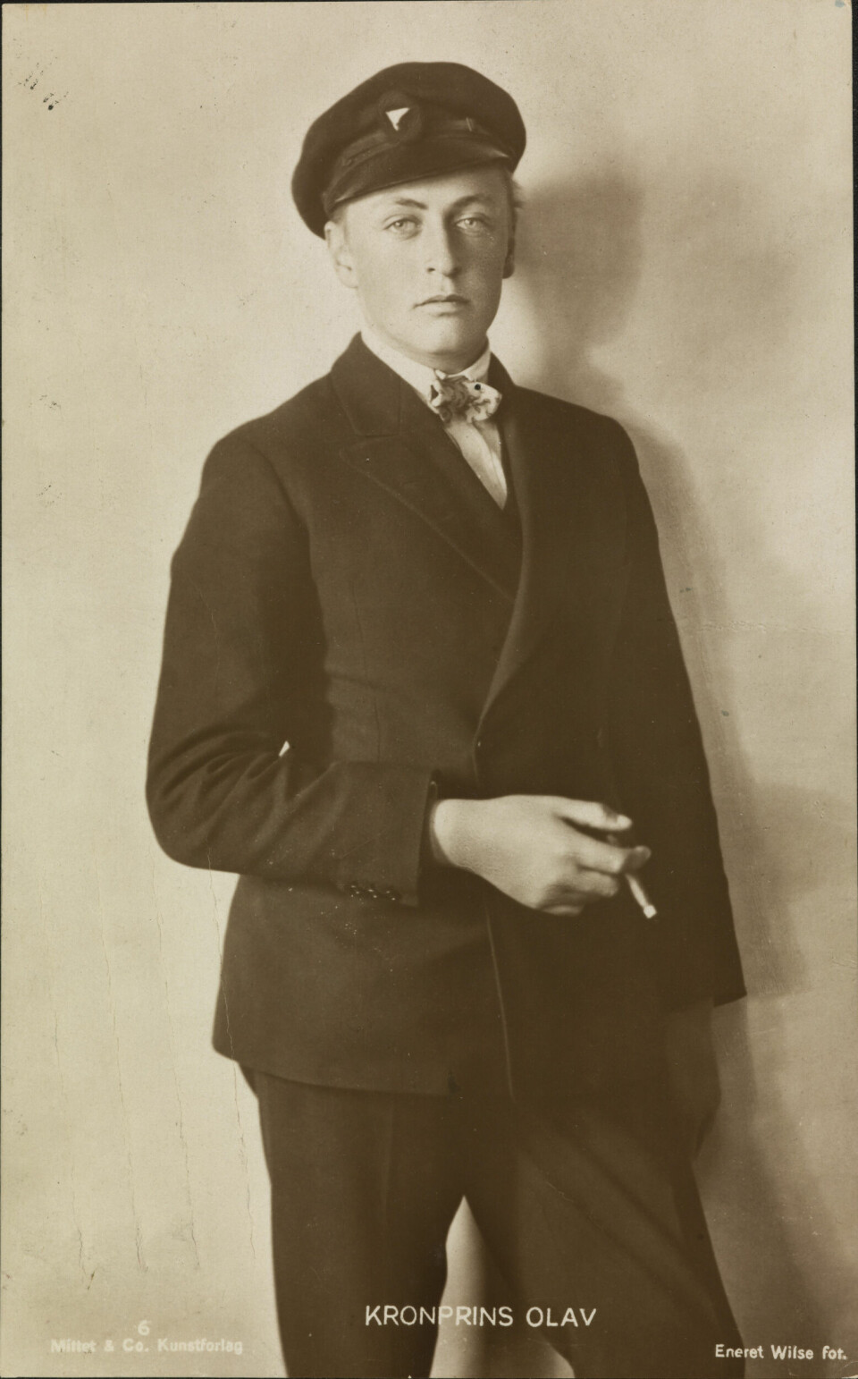 Atten år gamle kronprins Olav i 1921 poserer med en sigarett. Først i 1973 ble atten år aldersgrensa for å kjøpe tobakk. Atten år gamle kronprins Olav i 1921 poserer med en sigarett. Først i 1973 ble atten år aldersgrensa for å kjøpe tobakk.