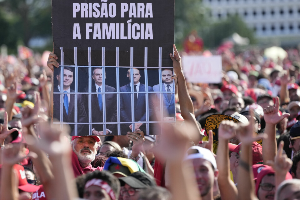 Brasils ekspresident Jair Bolsonaro og hans familie er i rettsvesenets søkelys. Her holder den nye president Lula da Silvas tilhengere opp en plakat som krever at han og sønnene settes i fengsel. Brasils ekspresident Jair Bolsonaro og hans familie er i rettsvesenets søkelys. Her holder den nye president Lula da Silvas tilhengere opp en plakat som krever at han og sønnene settes i fengsel. Foto: Andre Penner / AP / NTB