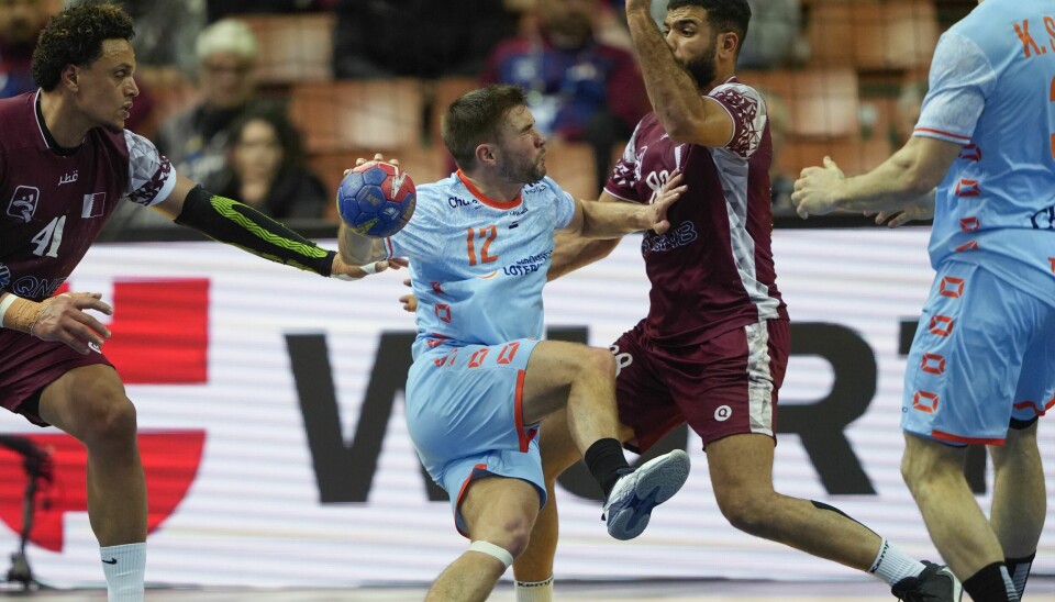 Qatars Moustafa Heiba (født i Egypt) og Youssef Ali (nummer 41, født i Tunisia) i aksjon for Qatar mot Nederland i håndball-VM. Nederlands Luc Steins mot Qatar i håndball-VM. Foto: Piotr Hawalej, AP / NTB