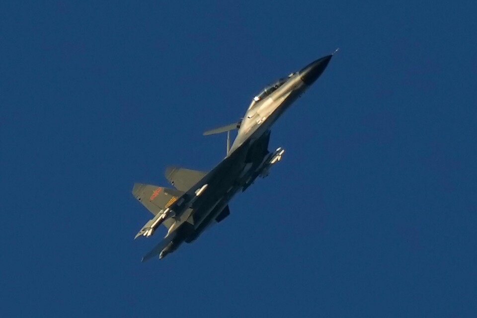Et kinesisk jagerfly over Taiwanstredet mellom Kina og Taiwan under militærøvelsen Kina satte i gang som svar på Nancy Pelosis Taiwan-besøk i fjor sommer. Arkivfoto. Et kinesisk jagerfly over Taiwanstredet mellom Kina og Taiwan under militærøvelsen Kina satte i gang som svar på Nancy Pelosis Taiwan-besøk i fjor sommer. Arkivfoto: Ng Han Guan / AP / NTB