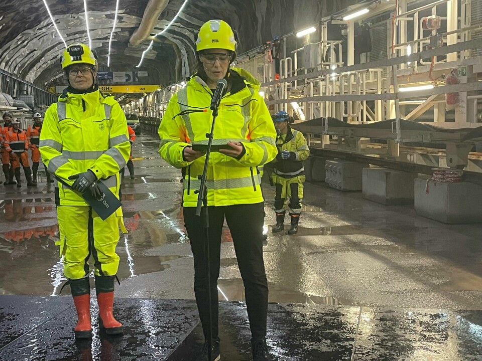 Byråd for miljø og samferdsel, Sirin Stav (MDG) fikk øren av å døpe den 320 meter lange boremaskinen Betzy (til høyre) som toger seg gjennom fjellet ved Holsfjorden. Til venstre direktør i Vann- og avløpsetaten, Borekronen på 320 meter lange Betzy. Byråd for miljø og samferdsel, Sirin Stav (MDG fikk øren av å døpe den 320 meter lange boremaskinen Betzy (til høyre) som toger seg gjennom fjellet ved Holsfjorden. Til venstre direktør i Vann- og avløpsetaten, Borekronen på 320 meter lange Betzy.