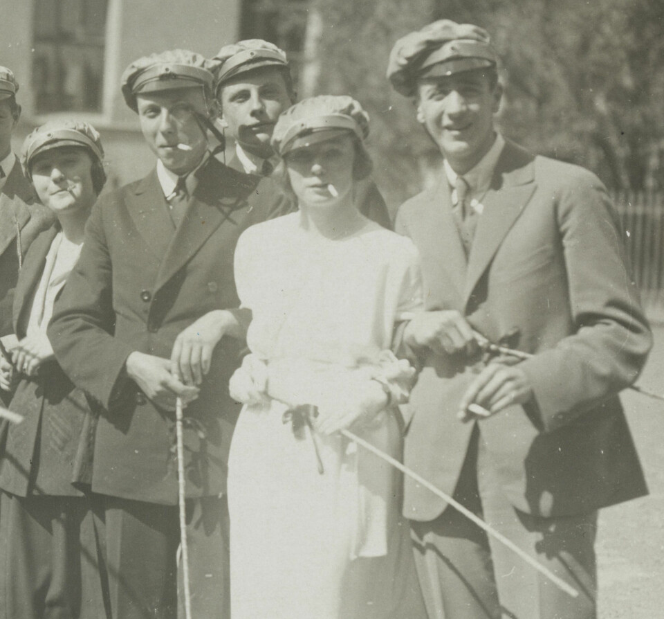 Røykende russ 17. mai 1921. Skolemyndigheter mente fra slutten av 1800-tallet at røyking hadde en skadelig innvirkning på skolebarn og førte til sløvhet og interesseløshet for boklig undervisning. Røykende russ 17. mai 1921. Skolemyndigheter mente fra slutten av 1800-tallet at røyking hadde en skadelig innvirkning på skolebarn og førte til sløvhet og interesseløshet for boklig undervisning.