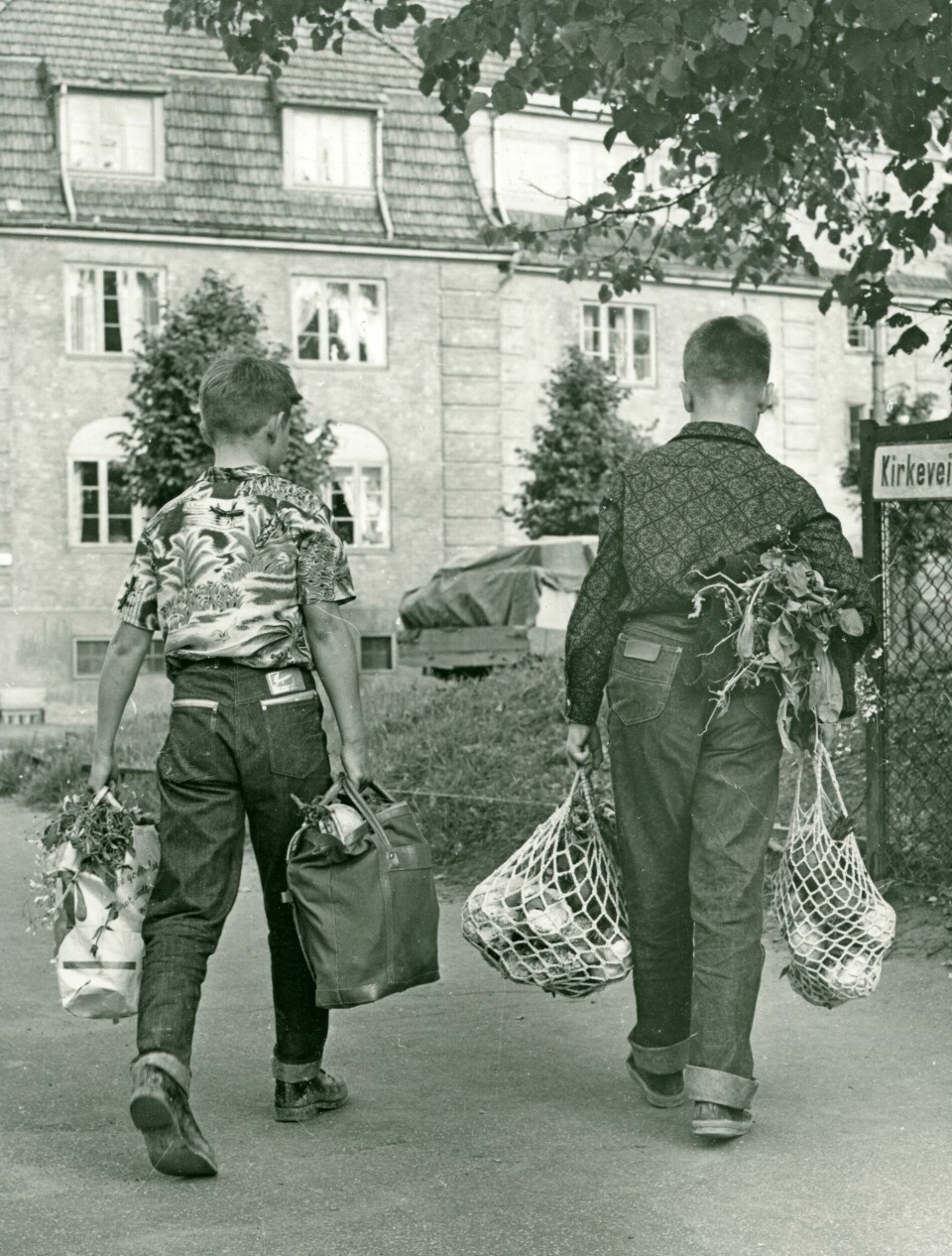 På vei hjem med årets avling fra Geitmyra skolehage, Kirkeveien ved Jessenløkka,1960-65 På vei hjem med årets avling fra Geitmyra skolehage, Kirkeveien ved Jessenløkka på begynnelsen av 1960-tallet.