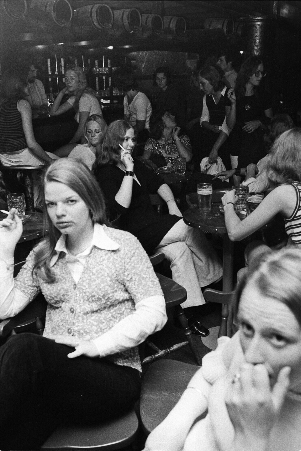 Oslo AUF starter det ambisiøse ungdomssenteret Aurora i Skippergata 23 med kaféer, diskotek og barer fordelt over 4 etasjer. Juli 1971. Røyking ved bordene på Oslo AUFs ungdomssenter Aurora i Skippergata 23 i juli 1971. Her var det kaféer, diskotek og barer fordelt over 4 etasjer. Først i 1973 ble det atten års aldersgrense for å kjøpe tobakk, og først i 2004 kom røykeloven (tobakkskadeloven §25) som forbød røyking på alle serveringssteder.