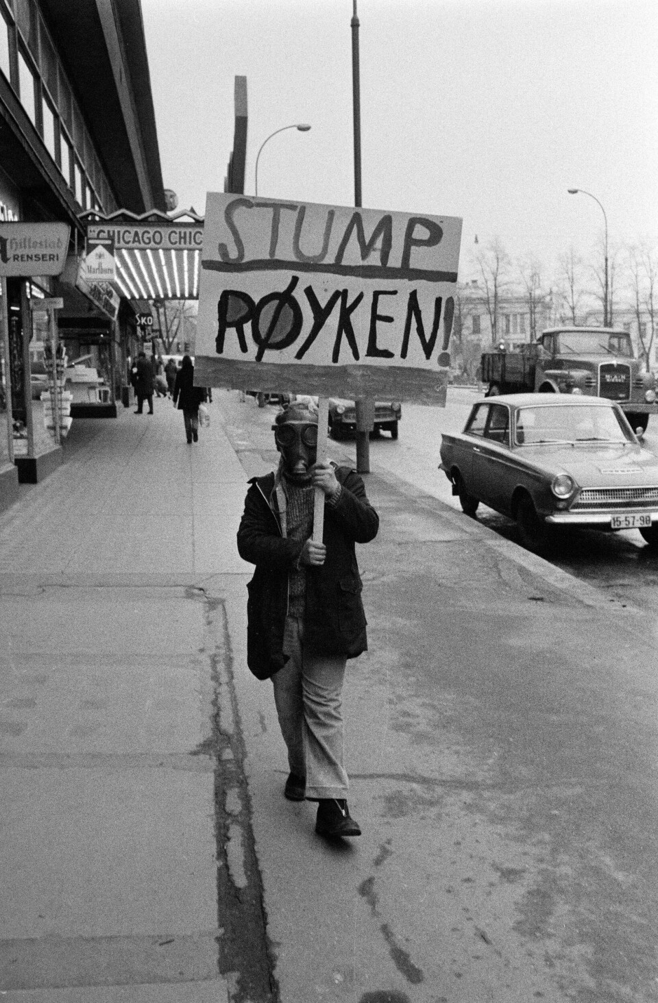 Stump røyken! Anti røyke-kampanje med elever fra Møllergata skole. Roald Amundsens gate, nå Olav Vs gate. April 1971 Stump røyken! Antirøykekampanje med elever fra Møllergata skole i Roald Amundsens gate, nå Olav Vs gate i april 1971.