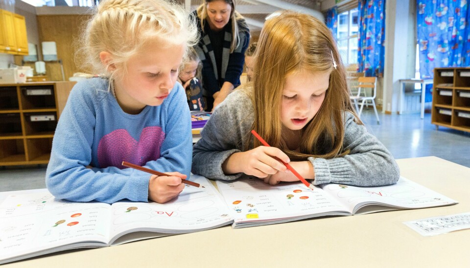 Er du født sent på året, er det større sjanse for at du går ut av grunnskolen med lavere karaktersnitt enn andre elever. Ved å gi elevene mulighet til å lære bokstaver tidlig, blir det også god tid til å følge opp elever som trenger en ekstra innsats, skriver Kjersti Lundetræ.