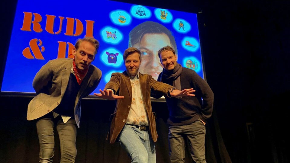 3. mai har humorforestillingen Rudi & Di premiere på Stavangeren. Rudi er Rudi Bjørknes Gundersen i midten. Di er Anders Brunvær Hauge på tangenter (til venstre) og regissør Henrik Tangen. I tillegg til danser Lene Puntervold og Rolf Kloster på gitar. 3. mai har humorforestillingen Rudi & Di premiere på Stavangeren. Rudi er Rudi Bjørknes Gundersen i midten. Di er Anders Brunvær Hauge på tangenter (til venstre) og regissør Henrik Tangen. I tillegg til danser Lene Puntervold og Rolf Kloster på gitar.