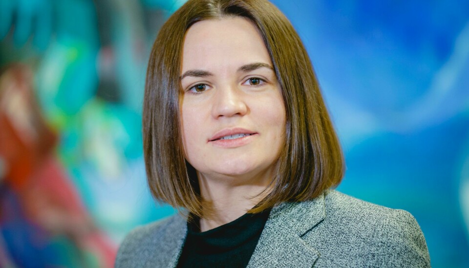 Opposisjonslederen i Belarus, Svetlana Tikhanovskaja, håper at det blir en fredspris til menneskerettsaktivister i år. Den belarusiske opposisjonslederen Svetlana Tikhanovskaja advarer landet mot å blande seg i Ukraina-krigen. Foto: Stian Lysberg Solum / NTB