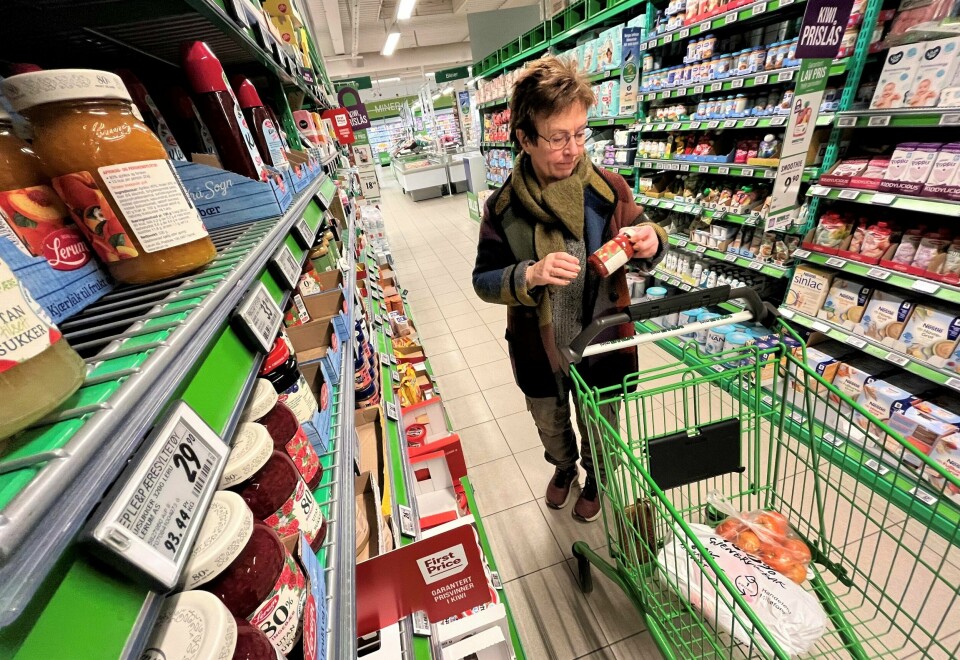 Lilly Hystad (74) er pensjonist og alene med boligutgifter. Hun har rustet seg så godt hun kan for enda en runde med prisvekst på mat denne uka. Lilly Hystad (74) er pensjonist og alene med boligutgifter. Hun har rustet seg så godt hun kan for enda en runde med prisvekst på mat denne uka.