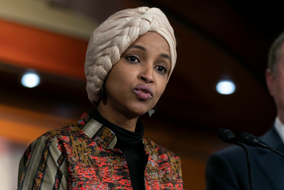 Demokraten Ilhan Omar kan bli kastet ut fra utenrikskomiteen i Representantenes hus. Ilhan Omar, D-Minn., speaks during a news conference on Capitol Hill in Washington, Jan. 25, 2023, in Washington. House Republicans are preparing to oust Omar from the House Foreign Affairs Committee. (AP Photo/Manuel Balce Ceneta, File)