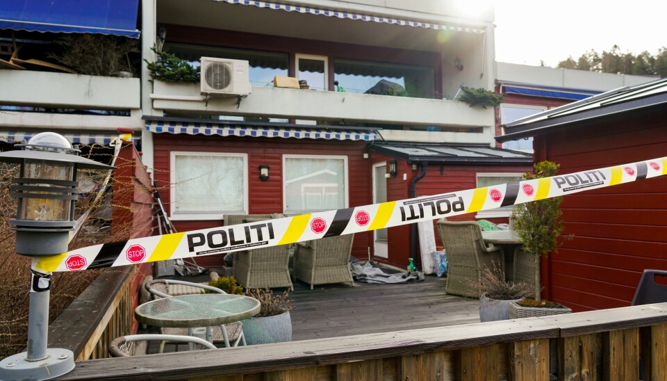 Advokat Tor Kjærvik ble drept på Røa i Oslo mandag 12. april. Hans 36 år gamle sønn er siktet for drapet Politiet har satt opp sperrebånd ved leiligheten der advokat Tor Kjærvik ble funnet drept på Røa i Oslo mandag. Foto: Ole Berg-Rusten / NTB
