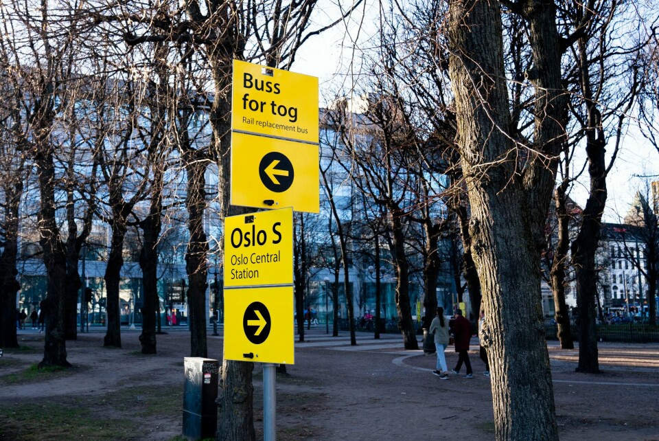 Dette skiltet har blitt et vanlig syn for togreisende på Østlandet. Dette skiltet har blitt et vanlig syn for togreisende på Østlandet. Foto: Torstein Bøe / NTB