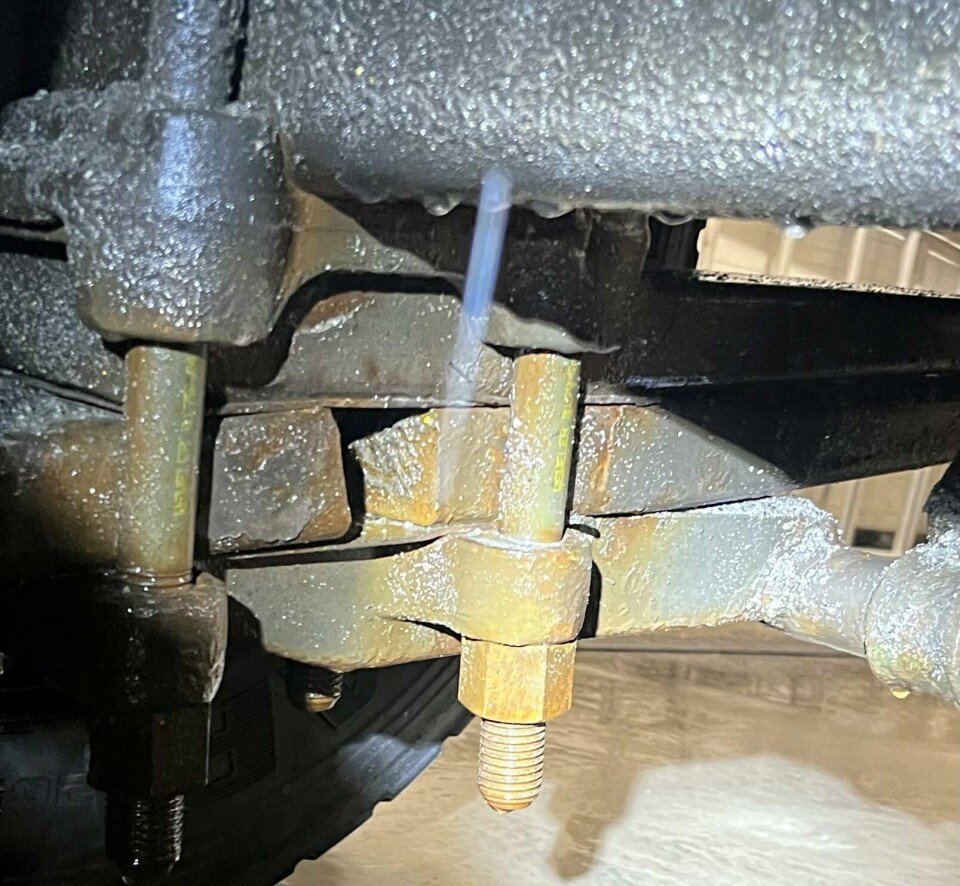 En tilhenger fikk bruksforbud på stedet da det ble oppdaget at en av bladfjørene var knekt. En tilhenger fikk bruksforbud på stedet da det ble oppdaget at en av bladfjørene var knekt.