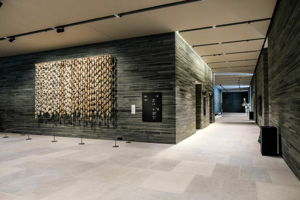Maret Anne Saras «Pile o’Sápmi» henger på sentral plass i Nasjonalmuseet. Nasjonalmuseet