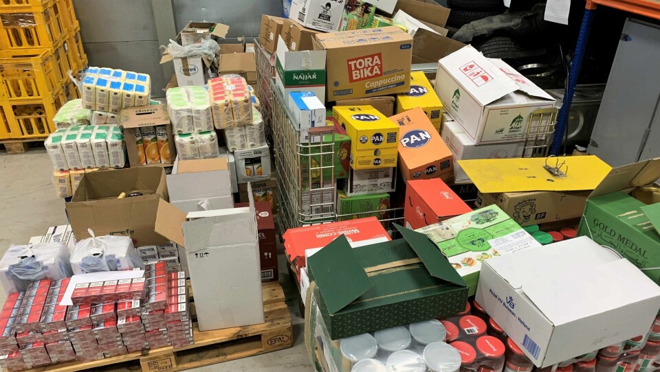 I varebilen ble det blant annet funnet forskjellige typer matvarer til en verdi av over 65.000 norske kroner. Fra beslag av matvarer til en verdi av over 65.000 kroner, 28.000 sigaretter, 18,8 liter brennevin og 0,75 liter vin ved Svinesund tollsted 29. januar 2023.