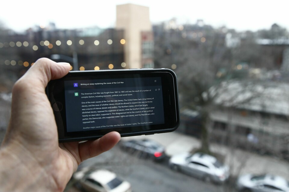 ChatGPT er blitt svært populært blant annet blant skoleelever. Men roboten kan også være dyktig til å skape desinformasjon og propaganda. ChatGPT er blitt svært populært blant annet blant skoleelever. Men roboten kan også være dyktig til å skape desinformasjon og propaganda. Foto: AP / NTB