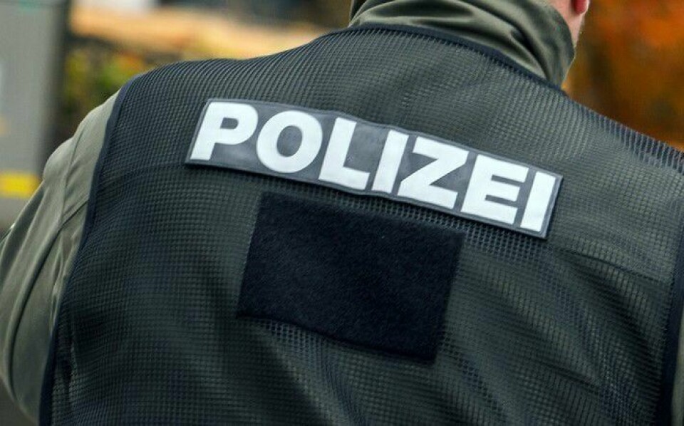 Illustrasjonsfoto. A policeman walks along the house in Georgensgmuend, Germany, Wednesday, Oct. 19, 2016, where an anti-government extremist opened fire on police in southern Germany during a raid in the morning in which they had planned to confiscate his weapons, and four officers were wounded, authorities said. The 49-year-old German man had legally possessed more than 30 weapons for hunting, but local authorities had revoked his license because he appeared increasingly unreliable, Bavarian Interior Minister Joachim Herrmann said. (Nicolas Armer/dpa via AP)