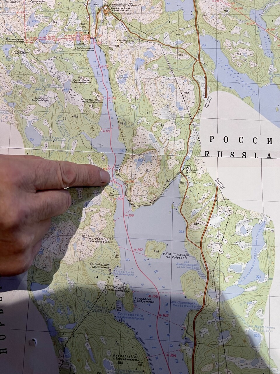 Den røde linja midt i elva viser grensa til Russland. Der Arne Wikan holder fingeren er Harefossen der han ble stoppet av grensevaktene. Den røde linja midt i elva viser grensa til Russland. Der Arne Wikan holder fingeren er Harefossen der han ble stoppet av grensevaktene.