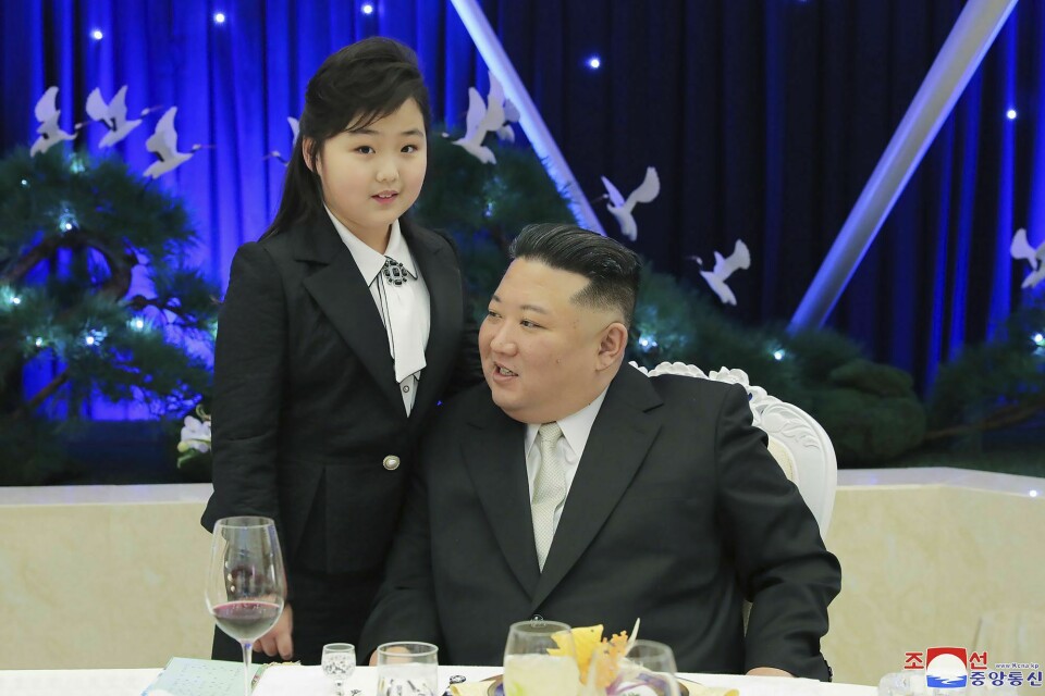 Nord-Koreas leder Kim Jong-un hadde med datteren under en bankett tirsdag. Det har fått eksperter til å spekulere på om han vil utpeke henne som sin etterfølger. Bildet er tatt av det nordkoreanske statlige nyhetsbyrået. Nord-Koreas leder Kim Jong-un hadde med datteren under en bankett tirsdag. Det har fått eksperter til å spekulere på om han vil utpeke henne som sin etterfølger. Bildet er tatt av det nordkoreanske statlige nyhetsbyrået.