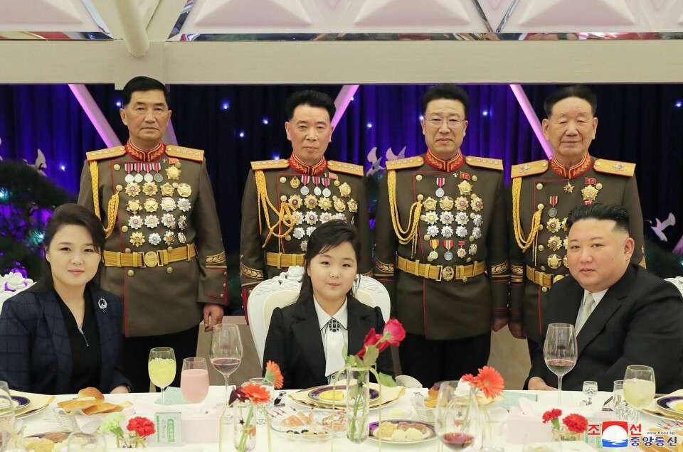 Kim Jong-un og kona Ri Sol-Ju med datteren i midten under middagen tirsdag. Kim Jong-un og kona Ri Sol-Ju med datteren i midten under middagen tirsdag.