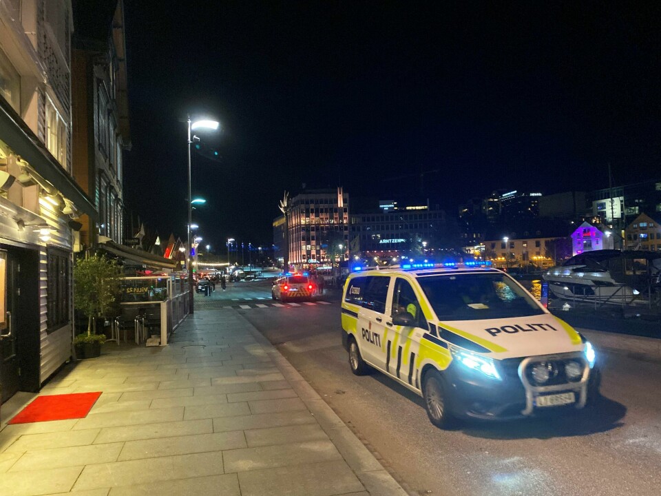 Flere menn ble bortvist fra Stavanger sentrum etter slåssing og bråk natt til søndag. Illustrasjonsbilde Politi politiet lysløypa Torget Torvet uro patrulje skjenking bråk Havneringen fyll Skagenkaien uteliv politibil cellebil. Vågen. Illustrasjonsbilde