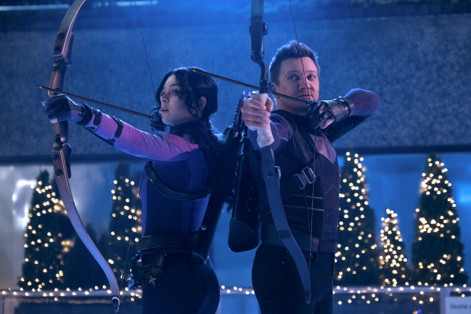Gamle Hawkeye (Jeremy Renner) får selskap av etterfølgeren sin Kate Bishop (Hailee Steinfeld), en helt i den neste generasjon Avengers som også kommer kino etter hvert. Gamle Hawkeye (Jeremy Renner) får selskap av etterfølgeren sin Kate Bishop (Hailee Steinfeld) i Marvel-serien som er like mye julefilm som den er superhelteventyr.