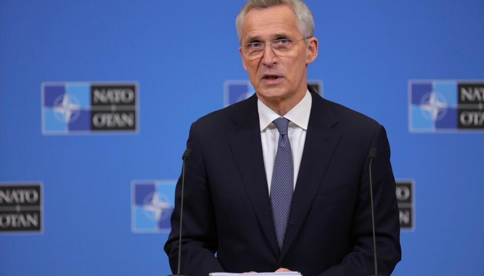 Nato-sjef Jens Stoltenberg forteller at det skal opprettes en egen koordinerende enhet for å beskytte kritisk infrastruktur. Foto: AP / NTB Natos generalsekretær Jens Stoltenberg under mandagens pressekonferanse i Brussel. Foto: Olivier Matthys / AP / NTB
