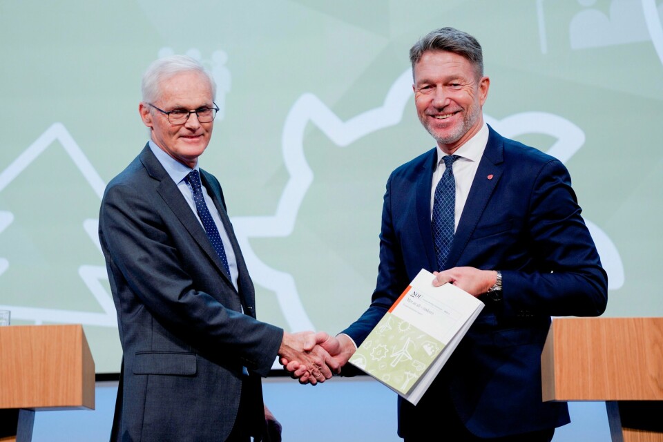 Lars Sørgard overleverte onsdag Energikommisjonens rapport til olje- og energiminister Terje Aasland. Vi trenger meir av alt for å sikre kraftforsyninga i Noreg, seier leiar Lars Sørgard i Energikommisjonen. Foto: Gorm Kallestad / NTB / NPK