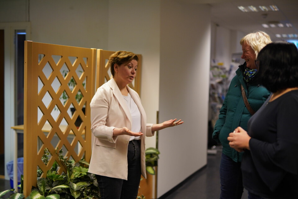 Helga Pedersen mener at noe av det beste med å drive med lokalpolitikk er nærheten til folk. Her i samtale med ansatte i Tana Kommune. Helga Pedersen menet at noe av det beste med å drive med lokalpolitikk er nærheten til folk. Her i samtale med ansatte i Tana Kommune.