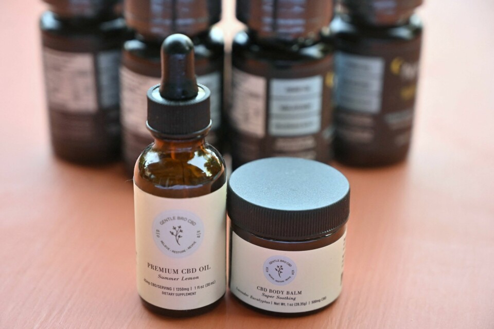 I Hongkong blir nå cannabidiol (CBD) forbudt fra og med 1. februar. Bruk av CBD kan nå straffes med syv år i fengsel og en bot på over en million kroner. CBD-olje og krem som på bildet har vært svært populært i Hongkong, ifølge CNN. A photo illustration shows cannabidiol (CBD) products in Hong Kong on January 30, 2023. - Hong Kong will outlaw cannabidiol (CBD) on February 1, 2023 with the government placing it in the same category as heroin, cocaine and methamphetamine with users facing hefty jail time. (Photo by Peter PARKS / AFP)