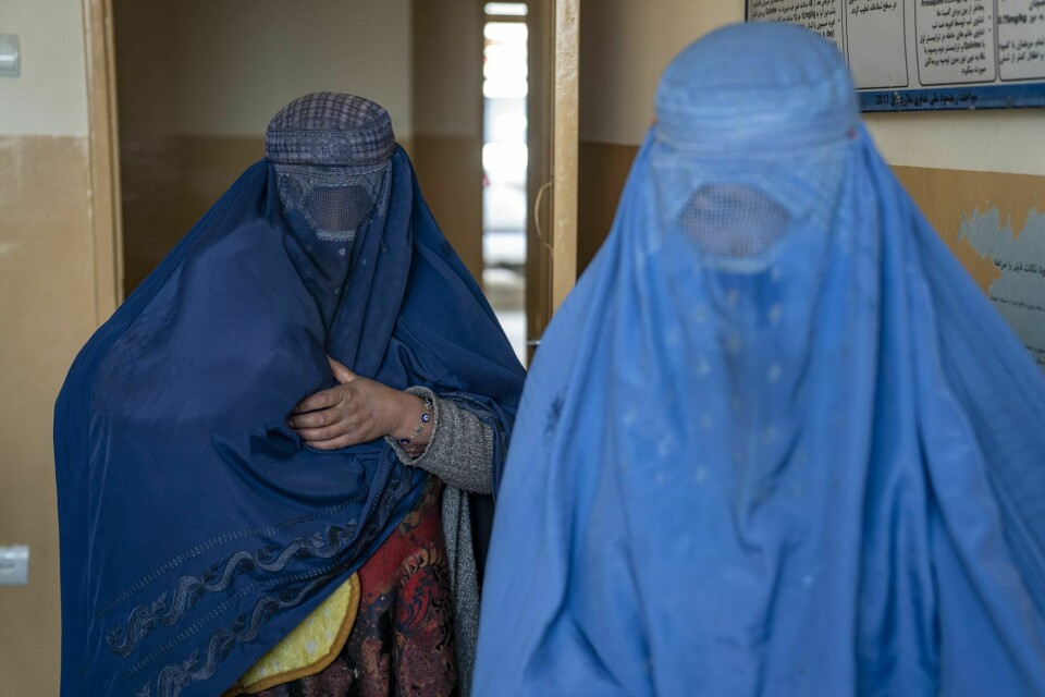 Taliban har innført en rekke forbud som rammer kvinner i Afghanistan, og skal nå også ha forbudt salg av prevensjon. Disse kvinnene er avbildet på en klinikk i Kabul som behandler underernærte barn. Taliban har innført en rekke forbud som rammer kvinner i Afghanistan, og skal nå også ha forbudt salg av prevensjon. Disse kvinnene er avbildet på en klinikk i Kabul som behandler underernærte barn.