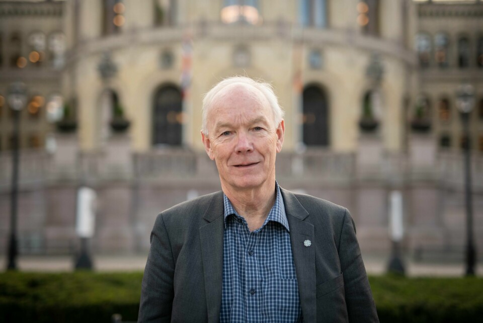 Per Olaf Lundteigen (Sp) mener regjeringen ikke har gjort en grundig nok jobb med det lovmessige opprydningsarbeidet etter trygdeskandalen. Per Olaf Lundteigen (Sp) utenfor Stortinget, 4. november.