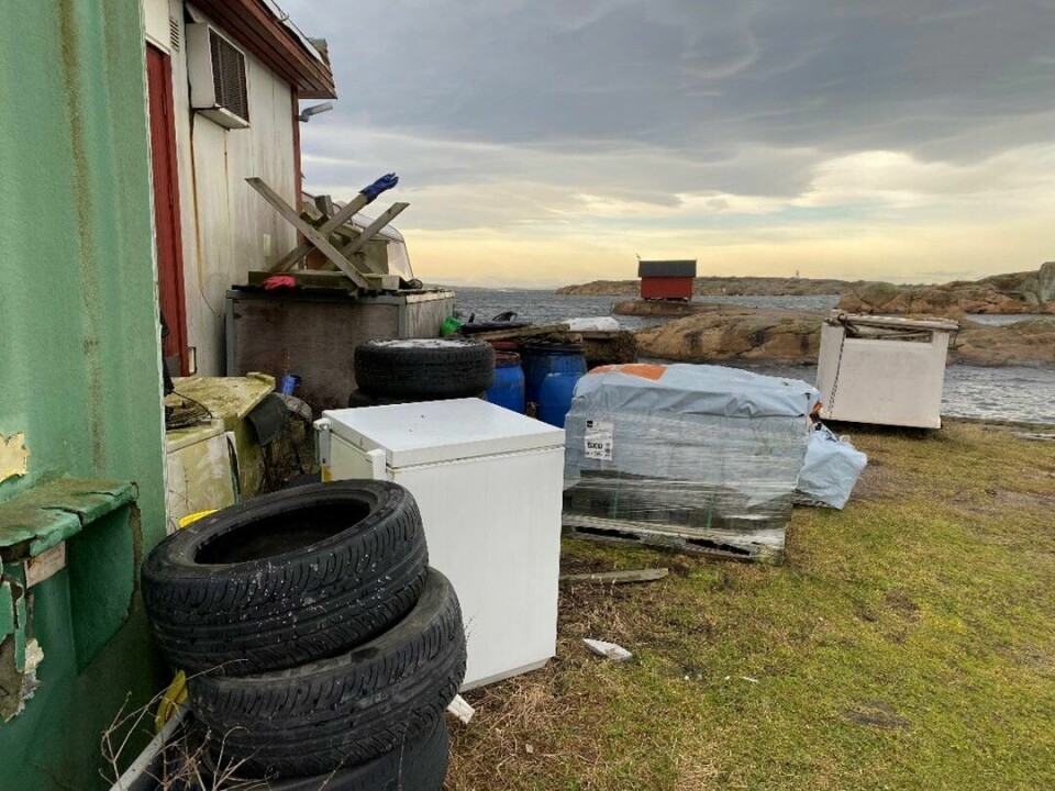 Bilde fra bak den nedlagte kiosken i Papperhavn. «Her er det stort rom for bedret avfallshåndtering», skriver Papperhvan velforening. Forsøpling bak kiosken i Papperhavn i Hvaler kommune.