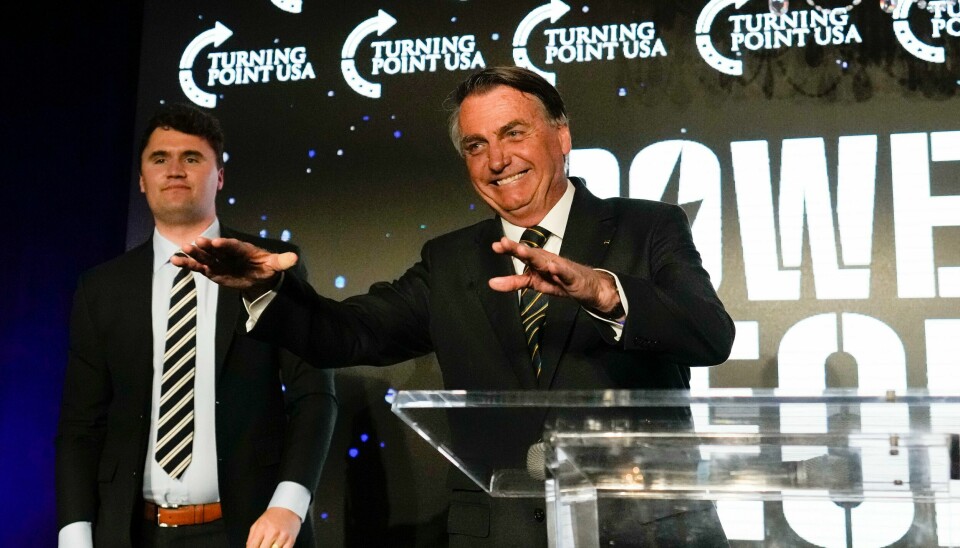 Brasils tidligere president, den ytterliggående høyrepolitikeren Jair Bolsonaro, talte fredag til den konservative gruppen Turning Point USA i Miami. Gruppens leder Charlie Kirk (t.v.) er kjent som en ivrig støttespiller av Donald Trump. Foto: AP / NTB Brasils tidligere president, den ytterliggående høyrepolitikeren Jair Bolsonaro, talte fredag til den konservative gruppen Turning Point USA i Miami. Gruppens leder Charlie Kirk (t.v.) er kjent som en ivrig støttespiller av Donald Trump. Foto: AP / NTB