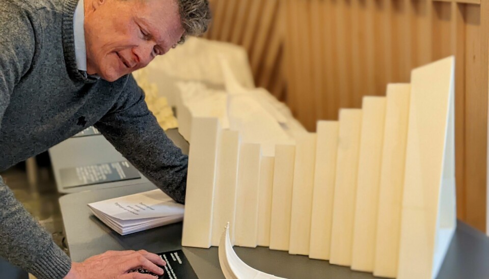 – Det er viktig å øve opp følsomheten i fingertuppene når man skal lære seg punktskrift. Det å ta på ting og detaljer kan være med å øve opp denne ferdigheten, sier Sverre Fuglerud i Norges Blindeforbund. Foto: Jørgen Juul/Norges Blindeforbund – Det er viktig å øve opp følsomheten i fingertuppene når man skal lære seg punktskrift. Det å ta på ting og detaljer kan være med å øve opp denne ferdigheten, sier Sverre Fuglerud i Norges Blindeforbund. Foto: Jørgen Juul/Norges Blindeforbund