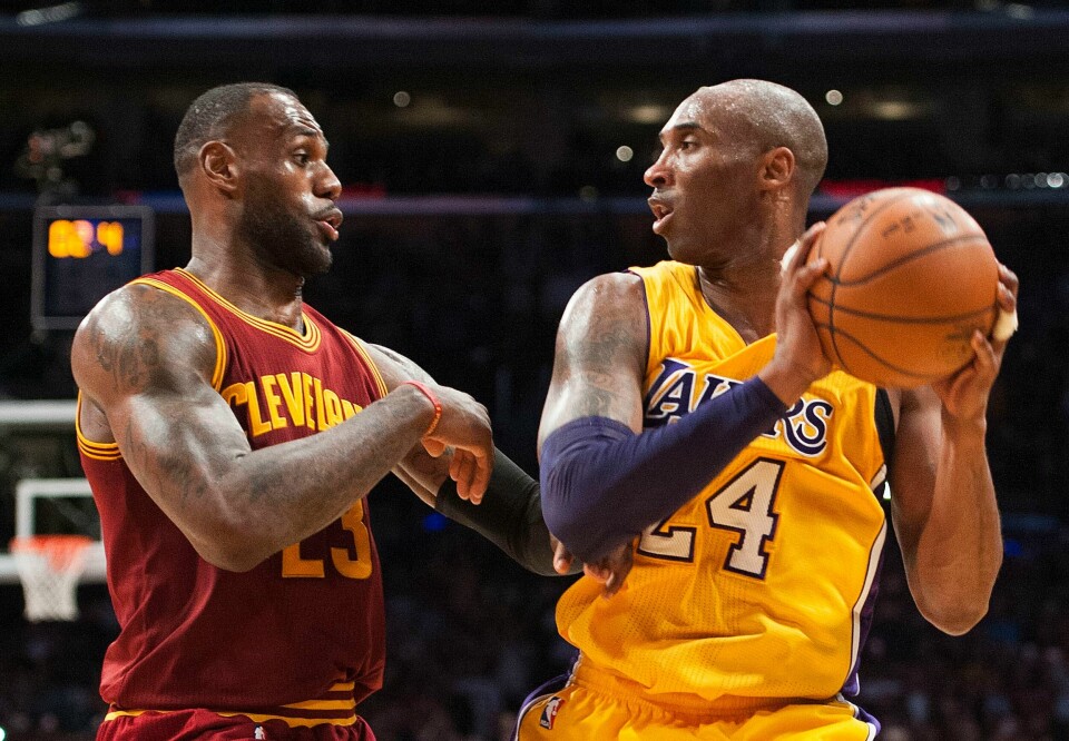 Kobe Bryant Los Angeles Lakers drakt skal ha blitt solgt for 5,8 millioner dollar. Her i duell med LeBron James i 2016. Kobe Bryant Los Angeles Lakers drakt skal ha blitt solgt for 5,8 millioner dollar. Her i duell med LeBron James i 2016. Foto: Kevin Sullivan/The Orange County Register via AP, File/NTB