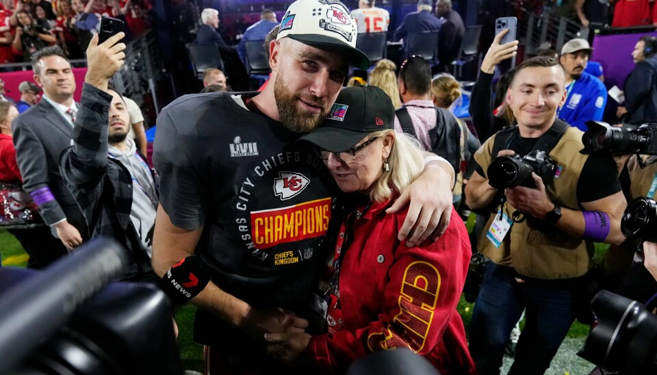 Travis Kelce og moren Donna kunne juble for Superbowl-seier i nattens oppgjør. Travis Kelce og moren Donna kunne juble for Superbowl-seier i nattens oppgjør. Foto: Matt Slocum / AP Photo / NTB